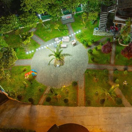 Green Yard Hotel บาทูมิ ภายนอก รูปภาพ