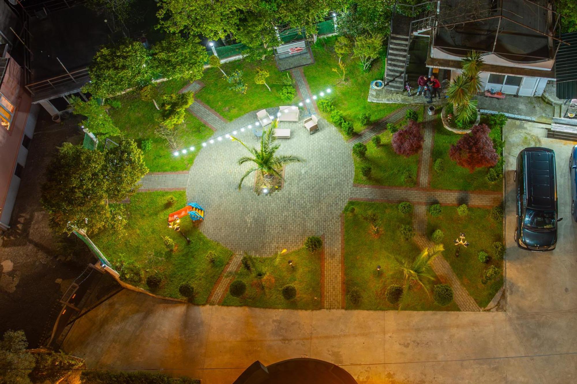 Green Yard Hotel บาทูมิ ภายนอก รูปภาพ