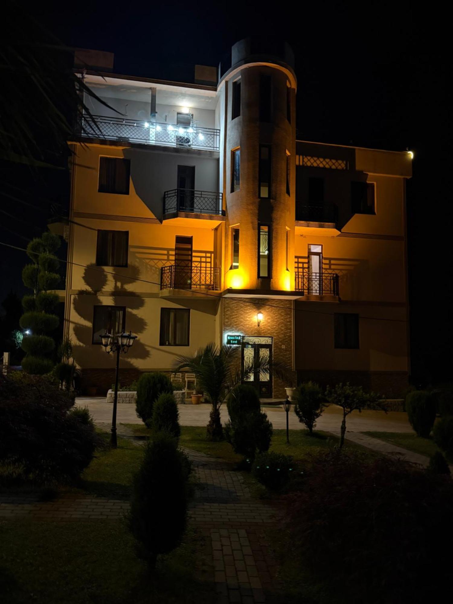 Green Yard Hotel บาทูมิ ภายนอก รูปภาพ