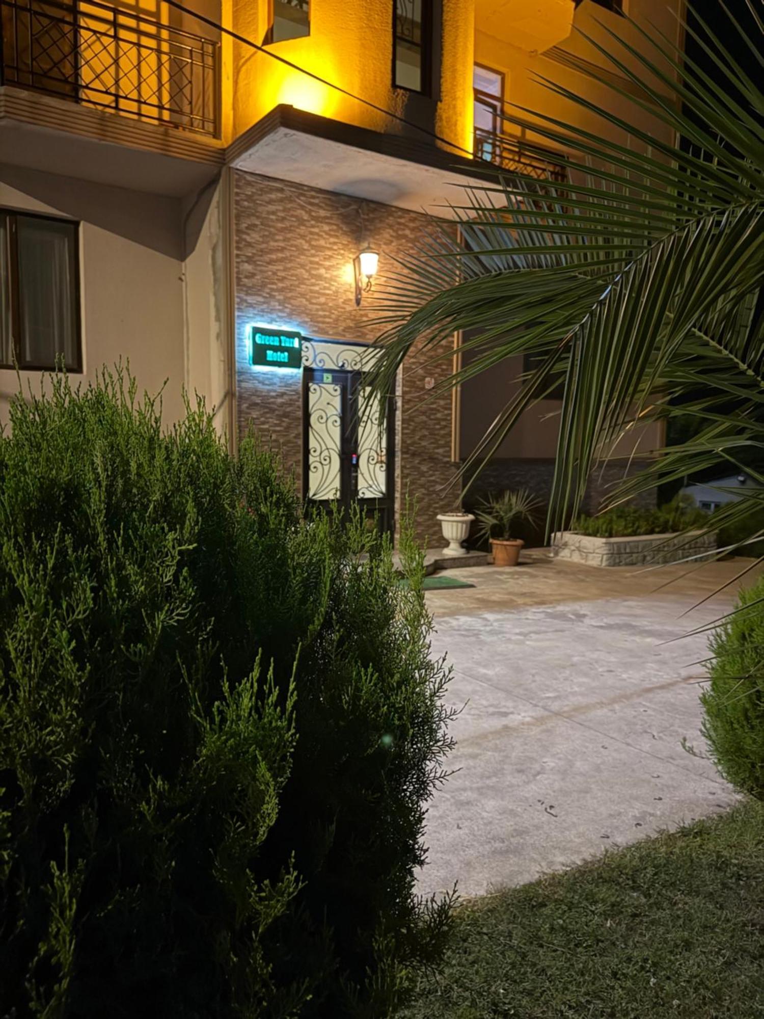 Green Yard Hotel บาทูมิ ภายนอก รูปภาพ